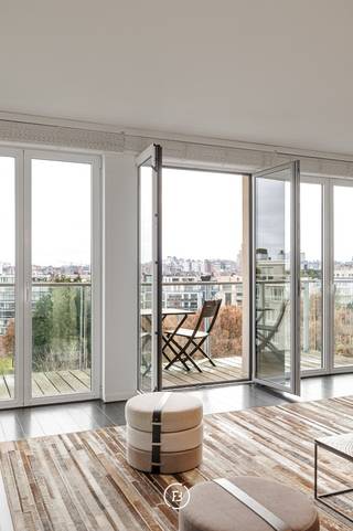 Prachtig 2-slaapkamer duplexappartement op een topligging aan de Vijvers van Elsene met een adembenemend uitzicht op de Koningstuin. Hier geniet u...