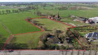 Op een royaal perceel van maar liefst 13.183 m² bevindt zich deze zeldzame eigendom boordevol mogelijkheden. De bestaande gelijkvloerse woning met drie slaapkamers is toe aan renovatie en sluit naadloos aan op de vergunde stallingen van ca. 340 m² — ideaal voor wie ruimte zoekt voor hobby, opslag of professionele doeleinden.<br /><br />Dankzij de uitzonderlijke straatbreedte van 100 meter biedt dit eigendom bovendien de mogelijkheid tot het oprichten van een nieuwbouwwoning met een indrukwekkende gevelbreedte van maar liefst 50 meter. Een unieke kans voor wie groots en toekomstgericht wil bouwen.<br /><br />Naast residentieel gebruik is het perceel ook geschikt voor het uitoefenen van een niet-agrarische activiteit, wat dit aanbod extra interessant maakt voor zelfstandigen of ondernemers die wonen en werken willen combineren.<br /><br />De achterliggende weide vormt een absolute troef en maakt dit eigendom bijzonder aantrekkelijk voor paardenliefhebbers, dierenhouders of wie droomt van wonen in harmonie met de natuur.<br /><br />Een eigendom die ruimte, vrijheid en potentieel combineert — klaar om uw visie werkelijkheid te maken.