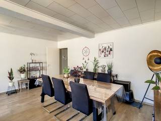 Op zoek naar een appartement met een centrale ligging? Dit aangename appartement op de tweede verdieping biedt verrassend veel ruimte en bevindt zich midden in het bruisende centrum van Ieper. Winkels, horecazaken en de Grote Markt liggen op wandelafstand, waardoor je geniet van alle troeven die de stad te bieden heeft.INDELINGVerdiep +2: - Inkomhal met apart toilet- Ruime slaapkamer (23 m²) - Berging - Leefruimte (32 m²) - Keuken - BadkamerGelijkvloers: - Gemeenschappelijke fietsenberging- VuilnisbergingBen je geïnteresseerd in dit pand te huur in Ieper? Surf dan naar de website www.dewaele.com, klik op de rode knop 'Bezoek aanvragen' en vul het huurdersprofiel in. Daarna nemen we contact op voor een bezoek.