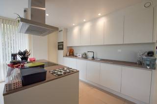 Goed gelegen, statige, volledig gerenoveerde woning met inkom, zeer ruime leefruimte met open keuken met kookeiland, berging, 2 badkamers, 3 slaapkamers, ruime zolder (extra slaapkamer mogelijk) en kelder.<br /><br />Deze woning staat op 978 m² en biedt nog veel extra ruimte wat ideaal is voor zelfstandigen of iemand met een hobby die wat ruimte vraagt.<br />In de bijbouw zijn 2 kamers en een bergruimte, ook ideaal voor een bijberoep of om als bureel te kunnen gebruiken.<br /><br />Perceel met ideale zuidwestoriëntatie! In de tuin staat een bijgebouw/tuinhuis van 50 m², een droom voor de klussers onder ons.<br /><br />Veel om te ontdekken! Maak uw afspraak via mail naar sylvie@immoroba.be of op 09/388.53.53.