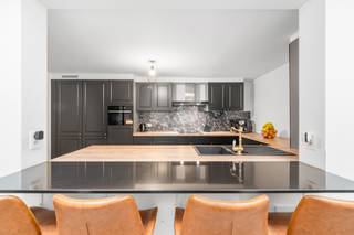 [[ DIT PAND NEEMT DEEL AAN DE ERA OPEN HUIZEN DAG OP 6/12 VAN 16:00 TOT 17:00 ]] Ruime en energiezuinige stadswoning in het centrum van Lokeren,...