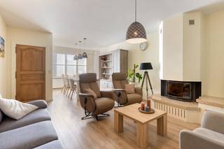 Dans un endroit central et calme (à proximité des écoles, des supermarchés, des routes d'accès...), nous trouvons cette maison étonnamment spacieuse et bien entretenue avec 3 chambres et un joli jardin orienté plein sud !Cette belle maison a la disposition suivante :Rez-de-chaussée :- Hall d'entrée spacieux avec toilettes invités- Espace de vie lumineux avec vue sur le magnifique jardin paysager- Cuisine entièrement équipée avec cellier- Garage intérieur avec espace de rangement supplémentaire- Rangement/buanderie- Jardin plein sud attrayant et bien entretenuPremier étage : - Hall de nuit- 3 chambres exceptionnellement spacieuses- Salle de bain avec baignoire et lavaboSous-sol et grenier :- possibilité d'ajouter 2 chambres dans le grenier ou d'utiliser un espace de rangement supplémentaireVous souhaitez plus d'informations ou une visite ? Alors contactez rapidement le gestionnaire de fichiers : Mathias Lauwyck (+32 472 18 39 90) ou mathias.lauwyck@dewaele.com !