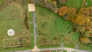 In onze nieuwe woonbuurt in Engsbergen bij Tessenderlo biedt Danneels in deze tweede verkoopfase nieuwe bouwgronden te koop aan. <br /><br />De perceelgrootte varieert van 312 m² tot 749 m² en alle bouwgronden worden aangeboden met vrije keuze van architect en bouwpartner(s). <br /><br />Tessenderlo is goed gelegen ten opzichte van Antwerpen, Turnhout en Hasselt en is een ideale woonlocatie voor wie op zoek is naar een betaalbare en toch goed bereikbare omgeving.<br /><br />Ook zorgt de nabijheid van het openbaar vervoer en de aansluiting met de E313 voor een vlotte verbinding naar Antwerpen en de E314. <br /><br />In deze familievriendelijke woonbuurt werd o.m. een groot aantal groenzones, een centraal park, meerdere speelzones en wadi’s voorzien. 