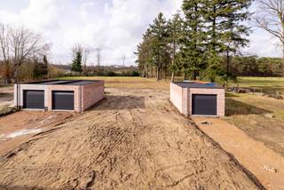 Casco HOB met e-peil < 10, bevat 3 / 4 slaapkamers, 2 badkamers, tuin en garage. Rustig gelegen met zicht op beschermde groenzone, doch centraal nabij scholen, openbaar vervoer en invalswegen. <br /><br />Indeling GLV: inkomhal; gastentoilet; leefruimte met open geïnstalleerde keuken; berging; woonkamer met zicht op en toegang tot de tuin + achterdeur. <br /><br />1V: nachthal met apart toilet; wasplaats; (kinder)badkamer; 2 slaapkamers; masterbedroom met ensuite badkamer. <br /><br />2V: vaste trap naar de zolder (31<span>m²) met </span>mogelijkheid tot afwerking (slaapkamer, bureau- / hobbyruimte, etc); voorzien van een technische ruimte.<br /><br />Buitenruimte (aan te leggen) met prachtig zicht op beschermde groenzone; externe garage (22<span>m²)</span>met sectionaal poort. <br /><br />Casco = afgewerkt tot bezetting / PUR en chape; sanitaire en elektrische leidingen worden gelegd; warmtepomp, ventilatie-unit D, zonnepanelen en omvormer, sanitaire apparaten (geen meubelen) worden geleverd en geïnstalleerd. <br /><br />Algemeen: <br />- E-peil < 10<br />- Domotica Loxone (mini) <br />- Waterrecuperatie<br />- 5 jaar 100% korting op onroerende voorheffing<br /><br />Voor meer info of een bezoek: 0472 22 22 44 of thanee@solittvastgoed.be.