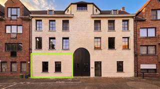 <p>Ruim en comfortabel gelijkvloers nieuwbouwappartement met hoge plafonds, 2 slaapkamers en een zuidgerichte tuin van ca. 102 m² met terras. Dankzij de grote raampartijen geniet u van veel natuurlijke lichtinval en een aangenaam ruimtelijk gevoel.</p><p>Via de inkomhal bereikt u de 2 slaapkamers aan de straatzijde, ideaal als slaap-, werk- of logeerruimte. Verder zijn er een gastentoilet, badkamer met dubbele lavabo en douche en een ruime berging met aansluitingen voor wasmachine en droogkast, extra opbergruimte en de binnenunit van de lucht-waterwarmtepomp. De inkomhal beschikt over een parlofoon.</p><p>Achteraan bevindt zich de ruime leefruimte met open keuken. Via de grote schuifraam met driedubbele beglazing is er een directe verbinding met het terras en de zuidgerichte tuin.</p><p>Het appartement is voorzien van vloerverwarming, aluminium ramen, driedubbele beglazing aan de achterzijde, een lucht-waterwarmtepomp en ventilatiesysteem D. Het E-peil is A+. Er is tevens een gemeenschappelijke fietsenberging.</p><p>Ideale ligging nabij het centrum van Turnhout, winkels, horeca en voorzieningen. Parking Le Bon bevindt zich aan de overkant van de straat en biedt de mogelijkheid om een parkeerabonnement te nemen.</p><p>2% registratierecht mogelijk indien u voldoet aan de voorwaarden voor de enige eigen woning.</p><p>Kelderberging van 9,5 m2 verplicht aan te kopen voor € 9.000.</p>