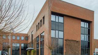 In het Clintonpark te Roeselare staat dit kantoor te huur van ca. 172 m².Er is ook een mogelijkheid om deze ruimte aan te kopen.Aangename ruimte...