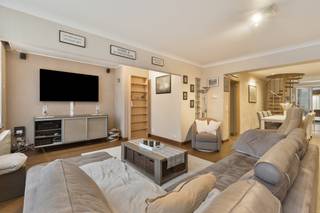 De ruime woning met een bewoonbare opp. van 320m² is gelegen te Gentsesteenweg 1316 in S-A-B. De woning bestaat uit:Gelijkvloerse...