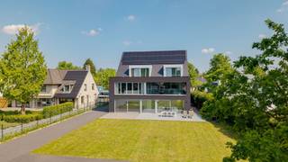 Exclusive building in Borsbeek - ideal showroom/office/practice space with residential above and warehouse behind on approx 2,309 m². This unique...