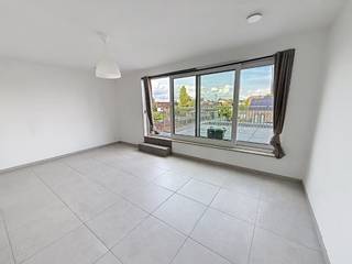 <p>In het charmante Sint-Gillis-Dendermonde vindt u een prachtig duplex appartement dat beschikbaar is voor huur. Dit instapklare appartement ligt op een bijzondere locatie die rust en gemak met elkaar verbindt. De ruime indeling biedt een aangename woonervaring, waarin u zichzelf meteen thuis zult voelen. </p>

<p>Indeling 1ste verdieping : hall, apart toilet, 2delige leefruimte, open keuken, berging, op de 2de verdieping : 3 slaapkamers en een badkamer. Tevens op eerste verdieping ruim terras.<br />Eventueel een garage mét staanplaats aan 75€/maand bij te huren.<br />Bent u geïnteresseerd in meer informatie of wilt u het appartement graag bezichtigen? Aarzel niet om contact op te nemen via mail naar vero@berno.be of bel 052/20 24 40<br /> </p>