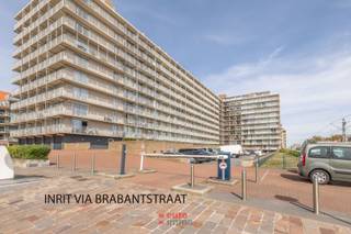 Overdekte parkeerplaatse te huur op jaarbasis, centraal gelegen te Nieuwpoort-Bad.<br />Gelegen op verdieping -2.<br />Breedte = 2,40 m<br />Diepte = 5,25 m