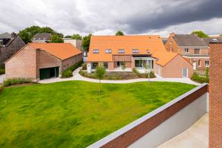 <p>Ontdek deze prachtige hoevewoning gelegen aan Hoogstraatsesteenweg 16, in het hart van het charmante Rijkevorsel.</p>
<p>Met een bewoonbare oppervlakte van 232 m² biedt deze unieke woning een perfecte combinatie van authentieke charme en hedendaags wooncomfort. De woning werd stijlvol gerenoveerd met hoogwaardige moderne materialen en technieken, waarbij de karaktervolle uitstraling van de oude hoeve volledig behouden bleef.</p>
<p>Deze ruime woning beschikt over drie volwaardige slaapkamers en twee badkamers, ideaal voor gezinnen of wie graag extra ruimte wenst. De indrukwekkende vide met zicht op de woonkamer en de hoge plafonds creëren een uitzonderlijk gevoel van ruimte en licht, wat zorgt voor een warme en open leefomgeving.</p>
<p>Deze woning maakt deel uit van het nieuwbouwproject de Dorpshoeve, een luxe en duurzaam woonproject op een uitzonderlijke locatie. Dankzij de rustige omgeving, gecombineerd met de nabijheid van winkels, scholen en de natuur, geniet je hier van het beste van twee werelden: rust en optimale bereikbaarheid. <br /><br />Parkeerplaats en berging verplicht bij aan te kopen. <br />De hoevewoning ernaast met 4 slaapkamers en een bewoonbare oppervlakte van 259 m² is ook nog beschikbaar. <br /><br /><br />Mis deze kans niet! Plan snel je bezoek en ontdek deze unieke hoevewoning zelf.<br />04 86 90 59 50<br />toon.vermeiren@albert.immo<br />www.albert.immo<br /><br /></p>