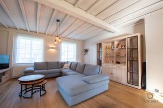 <p><span>CHARMANTE KARAKTERVOLLE WONING MET VIJF SLAAPKAMERS EN TUIN!</span></p><p><span>Welkom in deze instapklare woning in de ‘Bloemenwijk’ te Zoersel, een thuis voor wie houdt van rust en comfort. </span></p><p><span>Dit gezellig &amp; knusse huis met een bewoonbare oppervlakte van +/- 180m² op een mooi perceel van 1650m² is de ideale plek om van uw thuis te genieten.</span></p><p><span>Bij binnenkomst wordt u ontvangen in de inkomhal met trap, gastentoilet met handenwasser en open vestiaire, die verder toegang geeft tot de keuken en de woonkamer.</span></p><p><span>De eigentijdse lichte leefruimte (44 m²) op parket loopt van de zitplaats over in de stijlvolle eetkamer, ideaal voor gezellige momenten met familie en vrienden. </span></p><p><span>De grote ramen met een mooi uitzicht op de tuin zorgen voor natuurlijk licht wat een warme uitnodigende sfeer creëert en de elektrische sierhaard zorgt voor de gezelligheid in de koudere maanden. </span></p><p><span>De naastgelegen keuken (12m²) is volledig uitgerust en combineert AEG en Miele toestellen (combi-oven, oven, dampkap, inductieplaat, afwasmachine en koelkast)  met een traditionele uitstraling, terwijl het praktische doordacht ontwerp zorgt voor een optimaal kookgemak.</span></p><p><span>Het huis is uitgerust met een inpandige garage en berging (32m²) met alle nutsvoorzieningen, een manuele dubbele houten poort, goed voor twee wagens en extra opbergruimte. </span></p><p><span>Verder ook voldoende parkeergelegenheid voor 4 wagens op de oprit.</span></p><p><span>Op de eerste verdieping een nachthal (8m²), hier bevinden zich vijf slaapkamers (15,5m², 9m², 11,50m², 10m² en 14,5m²), een badkamer (7,5m²) met dubbel lavabomeubel, spiegelkast, toilet en bad/douche combinatie.  </span></p><p><span>Verder een extra berging (5m²) met zolderluik met toegang via een vlizotrap tot een opbergzolder. </span></p><p><span>Buiten geniet u van een prachtige omheinde tuin die rust biedt en uitnodigt tot relaxen. Het gezellige gevelbreedte deels overdekte terras op bankirai geeft je een verlenging van de leefruimte naar buiten toe, net een vakantiegevoel!</span></p><p><span>Dit huis combineert het traditioneel wonen met de functionaliteit van moderne voorzieningen. Combinatie van overwegend parket vloeren en verschillende tegels op het gelijkvloers en laminaat en tegels op de eerste verdieping.</span></p><p><span>De ligging combineert een rustige leefomgeving met in de dichte nabijheid alle nodige faciliteiten en belangrijke verbindingswegen.</span></p><p><span>Pluspunten: instapklaar, rustig doch centraal gelegen, 14 zonnepanelen, volledig omheinde tuin, alarmsysteem, waterontharder, deels vliegenramen, keuring EK conform, EPC B label, nieuwe ramen 2021,...</span></p><p><span>Contacteer ons voor meer informatie of een bezichtiging! </span></p><p><span> </span></p><p><span> </span></p>