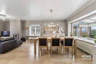 Deze open bebouwing is centraal gelegen in Klerken en bevindt zich op een mooi en ruim perceel van maar liefst 1.551 m². De woning is volledig gelijkvloers en heeft een bewoonbare oppervlakte van 136 m², wat zorgt voor een praktische en comfortabele indeling.<br /><br />De woning beschikt over drie volwaardige slaapkamers en een recent vernieuwde badkamer. De leefruimte sluit aan op maar liefst twee veranda’s, waarvan één recent werd aangebouwd. Deze zorgen voor extra leefruimte en een mooie verbinding met de tuin, ideaal om het hele jaar door te genieten van licht en groen.<br /><br />Een extra troef is de ruime zolder, die de mogelijkheid biedt om extra kamers of hobbyruimtes te creëren, ideaal voor wie nood heeft aan extra slaapkamers, een bureau of speelruimte.<br /><br />Daarnaast is de woning uitgerust met zonnepanelen, wat bijdraagt aan een energiezuiniger verbruik.<br /><br />Vooraan de woning bevindt zich een garage, en achteraan in de tuin zijn er nog twee extra garages, perfect voor extra opslag, hobbyruimte of meerdere voertuigen.<br /><br />De grote tuin biedt tal van mogelijkheden en combineert ruimte met privacy, terwijl de centrale ligging zorgt voor een vlotte bereikbaarheid.