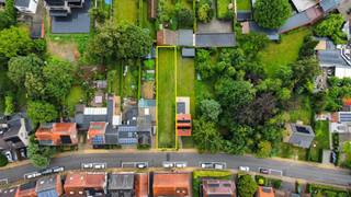 <p>Bouwgrond van ca 419 m² voor een eengezinswoning in halfopen bebouwing in een rustige, residentiële wijk in Schilde.</p>
<p>De Zwaneweg bevindt zich om de hoek van de Sint-Guibertuskerk en het gezellige pleintje in de Dorpsstraat. Bovendien op wandelafstand van het gezellige dorp van Schilde, met tal van winkels aan de Turnhoutsebaan.<br /><br />Een vlotte bereikbaarheid dankzij de nabijheid van de oprit naar de E34 in Oelegem.<br /><br />De bouwgrond is geschikt voor een bebouwde oppervlakte van ca 5,93 m x ca 15,00 m per bouwlaag met een maximum kroonlijsthoogte van 6,5 m en een hellend dak.<br /><br />De verkavelingsvoorschriften en het verkavelingsplan zijn beschikbaar op aanvraag.</p>