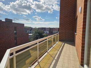 <p>Il se compose d’un hall d’entrée, d’un séjour avec salle à manger et d’une cuisine neuve, d’un débarras ainsi que d’une porte-fenêtre coulissante donnant accès à une agréable et spacieuse terrasse (9,05 m²).<br /><span></span>L’appartement comprend également un hall de nuit, deux grandes chambres, un WC séparé et une salle de bains.</p>
<p>Ce vaste appartement bénéficie d’un emplacement de premier choix dans un environnement calme, avec un accès aisé aux principaux axes routiers et à quelques pas de la gare, de la gare routière, des commerces, des écoles et des infrastructures culturelles.</p>
<p><strong>Atouts supplémentaires :</strong></p>
- Label PEB B !<br />- Installation électrique conforme à la législation !<br />- Ascenseur présent <br />- Grande terrasse<br />- Possibilité d’acquérir un garage spacieux<br />- Situé à proximité immédiate de la gare ferroviaire et routière<br />
<p>Un appartement idéal pour une occupation personnelle ou comme investissement.</p>
<p><strong>Saisissez cette opportunité et venez découvrir par vous-même tous les atouts de ce bien !</strong> Pour une visite ou de plus amples informations, contactez-nous au <strong>0479/09.09.09</strong> ou consultez <strong>www.wsb-group.be</strong></p>