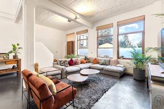Deze leuke grote loft (285m2!) werd ingericht met behoud van charme en de industriële look werd bewaard. Voorzien van zonnepanelen +...