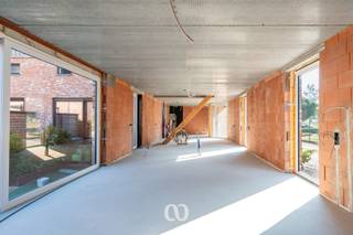 Propriété polyvalente avec des possibilités de logement, de travail et d'entrepreneuriat<br /><br />Cette ancienne ferme carrée offre une superficie habitable exceptionnellement spacieuse d'environ 210 m², offrant une base idéale pour ceux qui recherchent une propriété avec des possibilités. Grâce à la finition actuelle du gros œuvre, l'aménagement est encore complètement ouvert et l'espace peut être aménagé selon vos propres souhaits, besoins et projets futurs.<br /><br />Que vous souhaitiez en faire une grande maison familiale, un espace de bureau ou de pratique pour une profession libérale, une combinaison de logement et de travail ou une autre utilisation, les possibilités sont très étendues. Un accès séparé à l'étage supérieur est également possible, ce qui rend la propriété idéale pour une combinaison de différentes fonctions.<br /><br />Les installations nécessaires sont déjà prévues et raccordées. Comme les murs intérieurs doivent encore être installés, vous n'êtes pas lié à un agencement existant. Vous décidez entièrement de l'emplacement des espaces de vie, des chambres, des bureaux, des salles de pratique, des salles de réception, des sanitaires ou d'autres espaces. La finition peut également être entièrement adaptée à la destination souhaitée et à votre goût personnel.<br /><br />La surface généreuse combinée à la structure caractéristique de l'ancienne ferme carrée fait que cette propriété ne se limite pas à une seule utilisation spécifique. Cette propriété offre une base particulièrement intéressante à la fois pour ceux qui recherchent une grande maison et pour les travailleurs indépendants, professionnels libéraux ou entrepreneurs qui souhaitent combiner logement et travail.<br /><br />De plus, la propriété dispose d'une place de parking couverte, d'un jardin agréable et d'un espace de stockage séparé déjà équipé des raccordements nécessaires.<br /><br />Un avantage supplémentaire est que cet achat peut bénéficier du régime de TVA à 6%.<br /><br />En résumé : une occasion unique pour ceux qui recherchent plus qu'une simple maison traditionnelle. Une propriété brute spacieuse qui peut être entièrement aménagée selon vos souhaits, offrant à la fois des possibilités de logement, de travail et une combinaison des deux. Cette propriété vous intéresse-t-elle ? Alors n'hésitez pas à nous contacter et à découvrir les nombreuses possibilités !