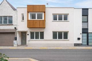 Ben je op zoek naar een rustig gelegen, ruime en bovendien instapklare woning pal in het centrum van Oudenaarde? Hier stopt uw zoektocht.<br /><br />Door de centrale ligging is alles stapvoets te bereiken. Bovendien zorgt de rustige ligging ervoor dat je toch even kan ontsnappen aan de drukte van de stad. Deze woning is ideaal voor wie op zoek is naar ruimte, comfort én een goede bereikbaarheid.<br /><br />Indeling:<br />-Kelder: Praktische droge kelder met alle technieken.<br />-GLV: Via de ruime en uitnodigende inkomhal kom je rechts eerst een eerste slaapkamer of bureau tegen. Vervolgens volgt de lichtrijke leefruimte met prachtig parket én authentieke elementen. Deze straalt warmte en een uitnodigende sfeer uit. Aansluitend volgt de eetplaats met zicht op het terras en tuin.<br />De volledig uitgeruste en open keuken ligt in directe verbinding met de leefruimte en biedt zijdelings uitzicht op het terras, waardoor het geheel een open indruk geeft. Er is tevens nog een badkamer op deze verdieping.<br />-1steV: De nachthal geeft toegang tot een badkamer met sauna, 4 ruime slaapkamers en een berging/dressing.<br /><br />Er is bovendien een mogelijkheid tot het huren van een garage aan de woning voor 40 euro per maand.<br /> <br />Wens je stedelijk te wonen maar toch te genieten van rust en comfort? Kom zeker eens kijken en maak snel jouw afspraak.