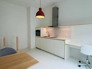 Op zoek naar een comfortabele en energiezuinige duplex studio in het centrum van Leuven? Dan is dit zeker een kijkje waard.<br /><br />Gelegen op het 2e verdiep in een splinternieuwe residentie langs de Bondgenotenlaan en de Jan Stasstraat in Leuven.<br />De residentie heeft een gemeenschappelijke binnentuin, gezellige ontspanningsruimte, afvalcontainers en een gemeenschappelijke fietsenstalling. <br /><br />De studio heeft een strakke inrichting met een ingebouwde bureautafel, keuken met combi-oven, frigo (vriesvak incl.) en spoelbak. De badkamer is uitgerust met een cabinedouche, lavabomeubel en een toilet. <br />Gordijnen en verlichtingsarmaturen zijn inbegrepen. <br /><br />De studio is voorzien van driedubbel glas met zeer kwalitatieve raamprofielen uit aluminium. Samen met de laatste isolatie technieken bekomen we zo een geruisloze studio die zeer energiezuinig is.<br /><br />De studio geniet van een uitstekende locatie langs de Bondgenotenlaan, te midden van een levendige buurt met diverse winkels, waaronder een Albert Hein, gezellige bars en restaurants op wandelafstand. Een bushalte bevindt zich vlak aan de residentie en het treinstation bevindt zich op 5min wandelafstand.<br /><br />De huurprijs voor deze studio bedraagt 890 EUR, met daarbovenop 80 EUR forfait voor gemeenschappelijke kosten (verwarming, warm water, internet, afvalcontainers en alle verbruik en onderhoud van de gemeenschappelijke delen). <br />Elektriciteit en koud water zijn apart aan te sluiten.<br /><br />Maak zelf een afspraak via onze online agenda of neem contact met ons op voor meer informatie op 016 23 90 81. Wij zijn bereikbaar op weekdagen tussen 10u en 13u.<br />[Domiciliëring is niet mogelijk op dit adres. Enkel met inschrijving universiteit of hogeschool]