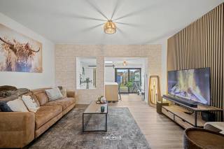 Instapklaar wonen in alle comfort én energiezuinigheid? Deze charmante halfopen bebouwing, volledig gerenoveerd in 2023, heeft alles in huis om...