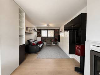 In de Jaak Van Buggenhoutlaan te Koksijde, die onlangs volledig heraangelegd werd, vinden we dit instapklare en gemeubelde duplex appartement...