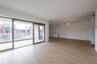 <p>Residentie Bo’rive bestaat uit moderne assistentiewoningen, voorzien van alle comfort.<span> </span><span>In uw assistentiewoning geniet u van de rust, het zicht op een groot toekomstig groen park en de openheid van het water. Stapt u de deur uit, dan hoeft u niet ver te gaan. Hier vindt u alles wat u nodig hebt op wandel- of fietsafstand.</span><br /><br /><strong>INDELING</strong><br />U betreedt de assistentiewoning via de hal die toegang geeft tot het gastentoilet en praktische berging.<br />Gevolgd door ruime 2 slaapkamers.<br />Een badkamer met inloopdouche, lavabo en toilet.<br />Een lichtrijke woonruimte met open keuken.<br />Een ruim terras met zicht op het binnenplein.<br /><br /><strong>BIJZONDERHEDEN<br /></strong>- Mogelijkheid aankoop van ondergrondse parking en berging<br />- Fiscaalvriendelijke investering: 12% BTW ipv 21%<br />- Syndicus: € 4,5 / dag en services: € 6,63 / dag<br /><br /><strong>POSITIEVE ASPECTEN</strong><br />- Unieke ligging: bij het water en in een groene omgeving<br />- Moderne BEN-(assistentie)woningen<br />- Comfort- en zorgdiensten op maat<br />- Vlot bereikbaar met openbaar vervoer en wagen<br />- Verschillende winkels en wekelijkse markt vlakbij<br />- Centraal gelegen tussen Antwerpen en Brussel<br /><br /></p>
