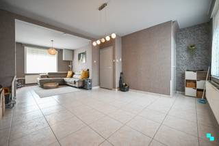 Ontdek deze instapklare starterswoning met twee slaapkamers, genietende van een bewoonbare oppervlakte van 125 m² (volgens het EPC-attest), gelegen...