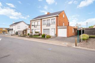 LiggingDe woning is rustig gelegen in Anzegem en geniet tegelijk van een uitstekende bereikbaarheid. U bevindt zich op korte afstand van...