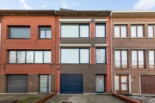 Deze ruime en goed onderhouden kangeroewoning aan de Karel Soetelaan 52 te Borsbeek biedt een ideale oplossing voor wie samen wil wonen met behoud...