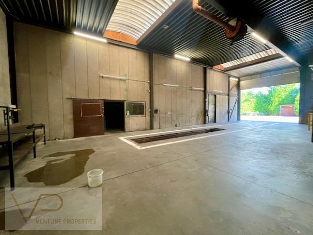 Magazijn/garage met kantoren en 2.000 m2 buitenopslag - foto 3