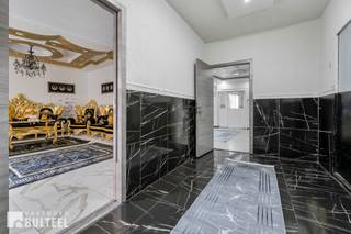 Op wandelafstand van het centrum kan u samen met ons deze grote woning met een bewoonbare oppervlakte van liefst 275m2 ontdekken. Dankzij de...