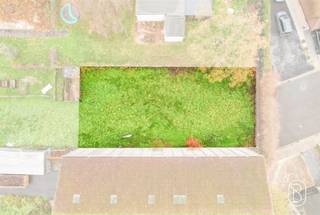 <p>Te koop: bouwgrond voor HOB op toplocatie in Bavikhove – geen bouwverplichting<br /><br />In een rustige en kindvriendelijke buurt in Bavikhove bevindt zich deze bouwgrond van 464m², op wandelafstand van het dorpscentrum, winkels en school. <br /><br />Wat maakt dit perceel aantrekkelijk?<br />Het perceel biedt alle vrijheid dankzij de afwezigheid van bouwverplichting, waardoor je op eigen tempo en volgens jouw wensen kunt bouwen. De centrale ligging met snelle verbindingen naar de N36 en N50 maakt dit bovendien een bijzonder aantrekkelijke plek om te wonen.<br />Er is ook de mogelijkheid om het aangrenzend perceel van 337 m² extra aan te kopen. <br /><br />Voor wie is dit ideaal?<br />Ideaal voor wie droomt van een eigen woning op een rustige, kindvriendelijke locatie, of voor investeerders die op zoek zijn naar een toekomstgerichte opportuniteit in het hart van Bavikhove.<br /><br />Te koop via Immo Beguin, jouw vastgoedexpert sinds 2009.<br />Met kantoren in Ronse, Waregem, Kortrijk, Deinze, Doornik en Lessines.<br /><br />Afspraak via feline@immobeguin.be</p>