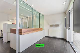 In het bosrijke Merkem, centraal gelegen tussen Diksmuide en Ieper, bevindt zich een gerenoveerde woning dat werd uitgebaat als kantoor.Het...