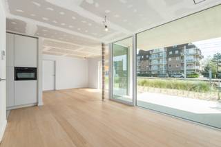 Geniet van luxe en duurzaamheid in dit prachtig nieuwbouwappartement op wandelafstand van de zee. De royale living met moderne open keuken vormt een lichtrijk geheel, dat naadloos aansluit op het grote terras voor een optimaal vakantiegevoel. Dit energiezuinige appartement is klaar voor de toekomst dankzij een EPC A-attest en geothermische verwarming. Met twee ruime slaapkamers, een praktische aparte berging en een gemeenschappelijke fietsenberging is aan alle comfort gedacht. Bovendien is er de mogelijkheid tot de aankoop van een garage. Een unieke kans op een stijlvolle en zorgeloze thuis aan de kust!