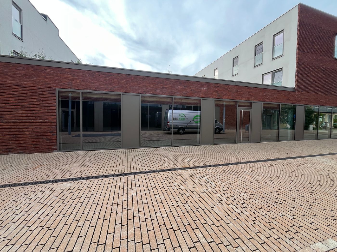 Nieuwbouw handelsruimte van 162 m² in het centrum van Hamme - foto 1