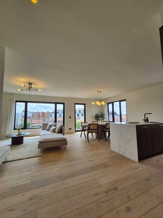 Dit volledig gerenoveerde appartement combineert luxe, comfort en duurzaamheid. Bij de renovatie werd geen enkel detail aan het toeval...