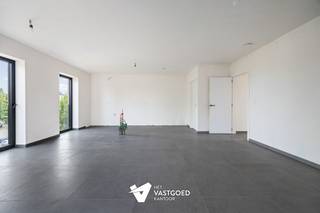 <p><span>Energiezuinig wonen op de tweede verdieping.</span></p><p><span> </span></p><p><span>Dit appartement op de tweede verdieping beschikt over 82,75 m² bewoonbare oppervlakte, 1 slaapkamer en een terras van 11,66 m². De indeling is comfortabel en overzichtelijk, met een aangename leefruimte en een praktische buitenruimte. 6% btw tarief mogelijk en E-peil 10 met vrijstelling van het KI in de eerste 5 jaar.</span></p><p><span> </span></p><p><span>De keuken wordt nog gekozen door de koper, met een budget van 12.500 euro excl. btw. Zo geeft u het appartement nog uw eigen karakter.</span></p><p><span> </span></p><p><span>Het appartement is voorzien van toekomstgerichte technieken zoals zonnepanelen, geothermische verwarming en koeling, ventilatiesysteem D en aluminium ramen met dubbele beglazing. Het gunstige E-peil 35 zorgt voor extra energiezuinigheid. </span></p><p><span> </span></p><p><span>6% BTW tarief mogelijk!</span></p><p><span> </span></p><p><span>Een aantrekkelijk appartement voor eigen bewoning of investering.</span></p>