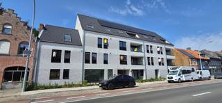 Sint Andries: prachtig nieuwbouwappartement op de tweede verdieping, in het project 'De Brosserie', gelegen op wandelafstand van het Station en de Smedenpoort. Voldoet aan alle nieuwste normen (warmtepomp, zonnepanelen, vloerverwarming ...), bijzonder energie vriendelijk. Het appartement zelf is een ruim appartement (70 m2) met inkom, woonkamer met open keuken (dampkap, kookplaat, vaatwas, frigo), badkamer, berging en 1 slaapkamer. Staanplaats achter het gebouw en kelderberging. Mooi terras 5 m2 alsook fietsstalling achteraan. Perfect appartement voor alleenstaande of jong koppel (gegeerde huurlocatie!)! Bel ons voor info of bezoek: 050/70 70 00 of 0475/812 810