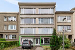 Bent u op zoek naar een ruim gelijkvloers appartement met een grote tuin? Dan is dit appartement zeker een bezoek waard. Met drie volwaardige slaapkamers, een privatieve garage en een EPC-label C biedt deze woning tal van mogelijkheden voor gezinnen, koppels of wie comfortabel gelijkvloers wil wonen.<br /><br />De inkomhal met berging/vestiaire geeft toegang tot de lichtrijke woonkamer, afgewerkt met parket en voorzien van een sierhaard. De functionele keuken is uitgerust met een gasfornuis, oven, dampkap en spoelbak en biedt directe toegang tot het terras en de ruime tuin van maar liefst 174 m².<br /><br />Het appartement beschikt over drie slaapkamers van 11 m², 13 m² en 17,5 m². Eén slaapkamer geeft rechtstreeks uit op de tuin, terwijl de grootste slaapkamer aansluit op de badkamer. De badkamer is uitgerust met een ligbad, douche en dubbele lavabo. Verder is er een apart toilet.<br /><br />Een extra troef is de privatieve garage, die verplicht mee aan te kopen is voor € 40.000 en zorgt voor een comfortabele parkeer- en opbergmogelijkheid.<br /><br />Dankzij de centrale ligging bevinden winkels, scholen, openbaar vervoer en belangrijke invalswegen zich in de onmiddellijke omgeving. Ook verschillende parken en recreatiemogelijkheden liggen vlakbij.<br /><br />Pluspunten: <br />- Gelijkvloers appartement<br />- 3 slaapkamers<br />- Tuin van ca. 174 m² en terras<br />- Privatieve garage (44m²)<br />- EPC C<br />- Centrale en vlot bereikbare ligging<br /><br />Voor meer informatie of een afspraak ter plaatse, aarzel niet ons te contacteren. Wij zijn bereikbaar via het nummer 03 337 50 70 of info@vbvastgoed.be.