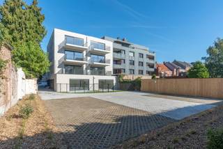 <strong>Zeer gunstig gelegen</strong> nieuwbouwappartementen op een rustige ligging in het centrum met openbaar vervoer, winkels, scholen, de Grote Markt op wandelafstand en met een vlotte bereikbaarheid naar de Ring en de autostrade E34 Antwerpen - Eindhoven. <br /><br />Het gaat om een <strong>kleinschalig blokje van 8 energiezuinige appartementen</strong> met 1, 2 of 3 slaapkamers en ruime terrassen. Een achtergelegen <strong>autostaanplaats en berging is inbegrepen in de prijs</strong>. Een gezamenlijke afvalberging is eveneens voorzien.<br /><br />Zij voldoen aan de hedendaagse normen door gebruik te maken van vloerverwarming, eigen warmtepomp en zonnepanelen, ventilatiesysteem enz.<br /><br />Zij werden volledig voorzien van een ingerichte keuken met kookvuur, dampkap, vaatwasser, combi-oven en koelkast, een badkamer met inloopdouche en dubbele wastafel, de meesten met 1 grotere en 1 kleinere slaapkamer. De leefruimte op tegelvloer is erg licht door de grote raampartij op het zuiden en op de grote terrassen is het heerlijk genieten met een mooi uitzicht op groen.<br /><br />Appartement 2 heeft zijn eigen inkom.<br /><br /><strong>De appartementen zijn reeds afgewerkt</strong>.<strong> Ideaal voor starters, alleenstaanden en senioren maar ook voor investeerders!</strong><br /><br /><strong>Aankoop onder 6 % BTW mogelijk zowel voor eigen bewoning als voor verhuring mits voorwaarden!<br /><br />Prijs is inclusief een autostaanplaats en berging!<br /><br />Voor meer informatie, plannen of een bezoek contacteer ons via info@dilegno.immo of 014 70 73 23</strong>
