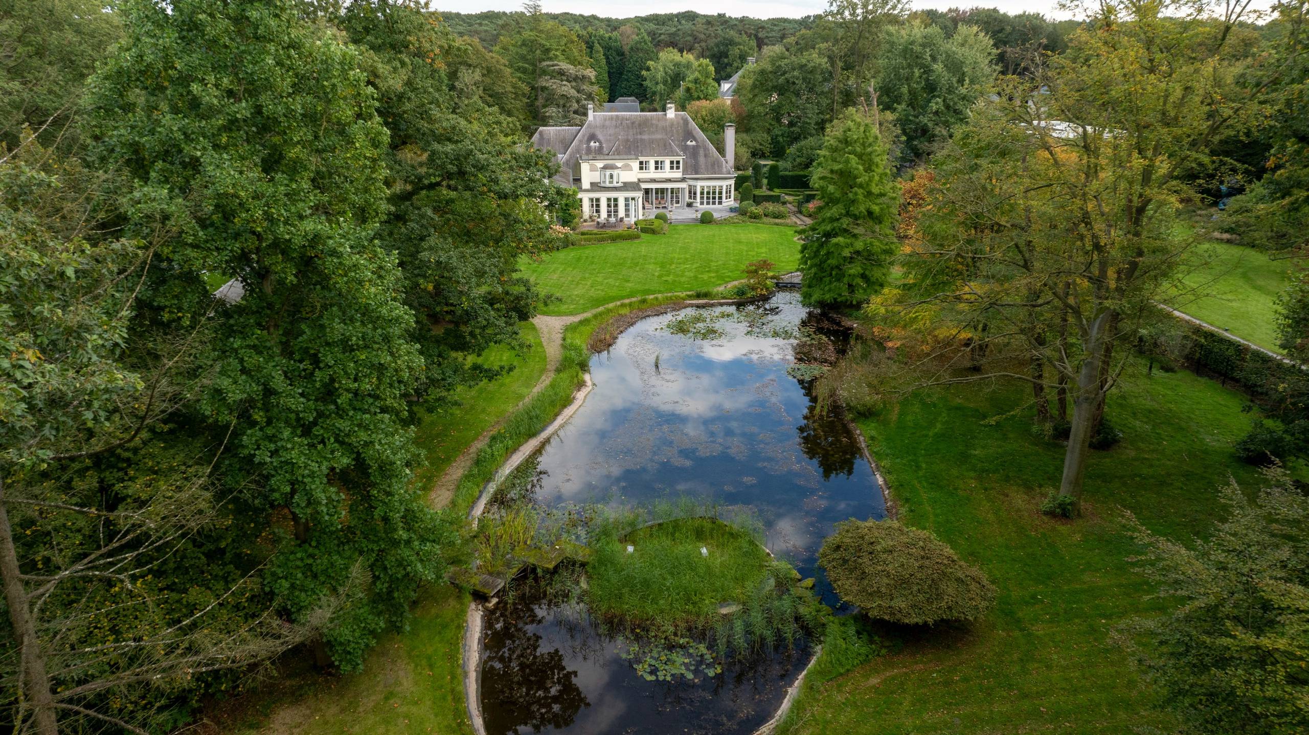 Majestic spacious villa with indoor pool in a park garden of 1.1 hectares. - photo 2