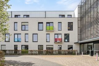 Ontdek deze prachtige assistentiewoning gelegen in residentie Twee Poorten, het kloppende hart van Tienen. Indeling: een heldere woonkamer, een...