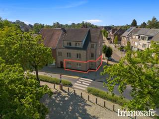 <p>Gelegen tegenover het sportpark en op wandelafstand van de markt en het station, geniet u hier van een rustige woonomgeving met alle voorzieningen binnen handbereik. Bovendien bereikt u de E17 in slechts enkele minuten.</p><p>Maak een afspraak via Dries@immosafe.be</p><p>Binnenin verrast het appartement met een uitzonderlijk ruime leefruimte die aansluit op een royale, aparte keuken. Verder beschikt de woning over twee volwaardige slaapkamers, een grote berging en een volledig geklinkerd terras. Vanuit de slaapkamer heeft u rechtstreeks toegang tot het terras, dat via een poort uitkomt aan de straat en de naastgelegen garage – een bijzonder praktische meerwaarde.</p><p>Het appartement is steeds met de grootste zorg onderhouden en werd bijzonder degelijk gebouwd, wat resulteert in een comfortabele en duurzame woonkwaliteit. Het maakt deel uit van een kleinschalige residentie met slechts drie appartementen, waar rust en aangename buren bijdragen aan een fijne woonomgeving.</p><p>Ook als investering zal het een goed rendement opleveren. <br />Een ideale opportuniteit voor wie op zoek is naar ruimte, kwaliteit en een centrale ligging in Zele.</p>