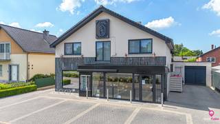 Bij ImmoFusion 7/7 “open huis” : klik op onze 3D-TOUR. Ervaar vastgoed alsof je er zelf doorloopt!<br /><br />Welkom in het hart van Heusden-Zolder, op Dorpshof 1, waar deze ruime, instapklare bakkerij met woonst wacht op een nieuwe eigenaar met passie voor ambacht of horeca. Van bij de eerste aanblik merk je dat dit pand met zorg is onderhouden. Via de verzorgde inkomhal betreed je het commerciële gedeelte: een grote bakkerijruimte. De bijhorende keuken is praktisch ingericht, volledig voorzien van alle nodige aansluitingen om onmiddellijk aan de slag te gaan.<br /><br />Aanpalend is er een handige bijkeuken op het gelijkvloers, uitgerust met een spoelbak, inductievuur, ingebouwde vaatwasser en overvloed aan opbergruimte – perfect voor extra voorbereiding of opslag. Verderop op de gelijkvloers bevindt zich ook een compacte badkamer met douchecabine, dubbele lavabo en toilet, ideaal voor dagelijks gebruik door personeel of bij lange werkdagen. Overal in het gebouw zijn airco-units voorzien, wat zorgt voor een aangenaam binnenklimaat, zowel in de werkruimtes als in het woongedeelte. De elektriciteit is volledig gekeurd, wat je heel wat administratieve zorgen bespaart. De huidige inboedel kan, indien gewenst, worden overgenomen tegen een meerprijs – een ideale kans voor wie onmiddellijk wil starten zonder extra investeringen.<br /><br />Wanneer we de trap opgaan naar boven, bevinden we ons aan de linkerkant van het gebouw in de gezellige leefruimte. Deze ruimte baadt in het licht en vormt het hart van het woonvolume. Net erachter bevindt zich een badkamer met ligbad, toilet en badkamermeubel. De keuken op de verdieping is centraal gelegen tussen leef- en eetruimte, wat zorgt voor een vlotte en huiselijke indeling. Verder zijn er nog twee comfortabele slaapkamers en een tweede, volledig uitgeruste badkamer met zowel douche als ligbad, ideaal voor grotere gezinnen of wie extra comfort wil.<br /><br />Dit veelzijdige pand is uitermate geschikt voor wie wonen en werken graag combineert op één locatie, of wie investeert in een handelsruimte met tal van mogelijkheden.<br /><br />Pluspunten:<br />- Overname aandelen ook mogelijk<br />– Grote, uitgeruste bakkerij met aparte keuken<br />– Elektriciteit goedgekeurd<br />– Mogelijkheid tot overname van inboedel<br />– Verzorgde inkomhal<br />– Airco’s doorheen het hele pand<br />– 2 badkamers<br />– Ideale combinatie van wonen en werken in het centrum van Heusden-Zolder<br /><br />Voor een bezichtiging of meer informatie, bel ons op 078/78.78.70 of spring gerust eens binnen in ons kantoor – je bent altijd welkom!