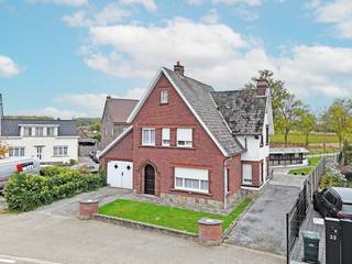 Deze charmante woning werd oorspronkelijk gebouwd in 1957 en is vrij rustig gelegen langs de Lindestraat te Nederzwalm-Hermelgem (Zwalm). Men...