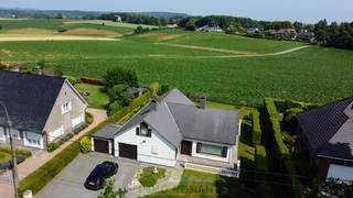 Bungalow (licht op te frissen) met mooi uitzicht op de achterliggende velden.De woning bestaat uit een inkomhal met ruime leefruimte, keuken met oven...