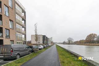 Instapklaar en ideaal gelegen nieuwbouwappartement - 101 m² - op de 2de verdieping van residentie "Dac'art" bestaande uit een inkomhal met...