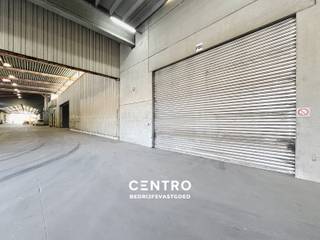 <u><strong>Benaderende bruto-AFMETINGEN: </strong></u><br />Magazijn: 330m²  (28 x 11,78m).<br />Ruim verhard gemeenschappelijk parkeerterrein met slagboom.<br /><br /><u><strong>AFWERKING:</strong></u><br />- Betonnen onstructie <br />- Gevelwanden in betonpanelen<br />- Gepolierde en gewapende betonvloer<br />- Automatische poort (h: 4,55m; b: 6,0m)<br />- Codeklavier<br />- TL-verlichting<br />- Vrije hoogte 7,90m<br /><br /><u><strong>NUTSVOORZIENINGEN:</strong></u><br />Elektriciteit (63A) met tussenteller. Gemeenschappelijk sanitair.<br /><br /><u><strong>TOEGANGSWEGEN</strong></u>:<br />Binnenunit met brede doorgang van en naar de loods binnen een industriële site van 1,5ha.<br /><br /><u><strong>BESTEMMINGSMOGELIJKHEDEN:</strong></u><br />Zone voor milieubelastende industrieën.<br />Opslag, productie, bewerking en verwerking van goederen.<br /><br /><u><strong>LIGGING:</strong></u><br />De loodsen aan Kaaistraat 5 in Kerkhove (deelgemeente van Avelgem) liggen in de Scheldevallei, in een zone met (watergebonden) bedrijvigheid langs de rivier de Schelde. Vlakbij het rondpunt naar N8 (Oudenaardsesteenweg-Brugstraat) en N36 (Bruggesteenweg). E17 bereikbaar binnen ca. 20 minuten rijden.<br /><br /><u>* Bijzonderheden:</u><br />- Beschikbaar 1 juni 2026<br />- Geen gemene kosten !<br />- Weegbrug aanwezig op de site 3 x 18m.<br />- Vermelde prijzen zijn excl. onroerende voorheffing (1m forfaitair), voorschot nutsen (€100/m) en BTW.<br />- Onze referentie op <strong>www.centro.be</strong>: <strong>P0498-P6</strong> of contacteer ons op <strong>050 70 01 02</strong>.