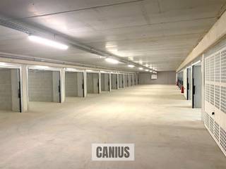 <p><span>GARAGEBOX IN HARTJE SINT-TRUIDEN</span></p><p><span> </span></p><p><span>Residentie "De Stadspoort" treffen wij aan op de voormalige site Thijssen pal in het centrum van Sint-Truiden. Door de centrale ligging bereiken wij de Grote Markt, de Groenmarkt, het Heilig Hartplein en het Minderbroedersplein in een mum van tijd. </span></p><p><span> </span></p><p><span>Zeker zijn van uw parkeerplaats in hartje Sint-Truiden? Dan bent u hier aan het juiste adres. </span></p><p><span> </span></p><p><span>Opzoek naar een parkeerplaats nabij uw thuisadres of uw werkplaats? Wij geven u graag de nodige informatie. U kan onze medewerkers bereiken via <span>info@canius.be</span></span><span> of op het nummer 078 78 30 39.</span></p><p><span> </span></p><p><span>*Deze gegevens zijn louter ter informatieve titel. De vermelde oppervlaktes zijn slechts indicatie. Canius Real Estate kan niet verantwoordelijk gesteld worden voor de juistheid van de aan haar verstrekte gegevens. </span></p><p><span> </span></p><p><span> </span></p>