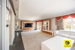 <h1><span>Riante woning ca. 363 m² met 6 slaapkamers, 2 inpandige garages en polyvalente ruimte in de gegeerde Oosterveldwijk !</span></h1><p><span>Reeds bij het aanschouwen van de imposante gevel met een gevelbreedte van 8,5 meter krijgt u een eerste indruk van de uitzonderlijke schaal van deze woning. Achter deze statige voorgevel gaat echter veel meer schuil dan op het eerste gezicht zichtbaar is. Binnenin ontvouwt zich een woning met opvallende volumes en een bijzonder flexibele indeling, waar elke ruimte een eigen functie of invulling kan krijgen. De mogelijkheden zijn ruim, gaande van comfortabel gezinswonen tot een combinatie met een praktijk of kangoeroewoning. Daarnaast beschikt de woning over een zonnige tuin van circa 155 m² die mooi aansluit op het gelijkvloers en zo zorgt voor een aangename verbinding tussen binnen en buiten. </span></p><p><span>Locatie</span></p><h2><span>Deze gegeerde residentiële buurt staat bekend om haar rustige karakter, uitstekende bereikbaarheid en de nabijheid van winkels, scholen, openbaar vervoer en belangrijke invalswegen. De woning is gelegen in de populaire Oosterveldwijk, vlakbij de Pulhofwijk. Daarnaast bevindt ze zich op fietsafstand van het Nachtegalenpark, één van de meest geliefde groengebieden van de stad, wat zorgt voor een ideale combinatie van stedelijk comfort en ontspanning in het groen. </span></h2><h2><span>Indeling</span></h2><p><span>Via de veiligheidsdeur betreedt u de ruime inkomhal, voorzien van praktische ingemaakte kasten. Meteen vallen de twee inpandige garages met automatische poorten op. Beide garages bieden plaats aan een wagen en extra opslagruimte. Bovendien beschikt de woning over twee private opritten waardoor parkeren steeds moeiteloos verloopt. In één van de garages bevindt zich tevens de technische ruimte voor bijkomende bergruimte.</span></p><p><span>Verder op het gelijkvloers bevindt zich een indrukwekkende polyvalente ruimte van maar liefst 56 m², afgewerkt met een beige tegelvloer. Dankzij de grote schuifdeur geniet deze ruimte van een directe verbinding met de zonnige tuin van circa 155 m². Aansluitend bevindt zich een slaapkamer met ensuite badkamer. Hierdoor biedt deze verdieping tal van mogelijkheden zoals een kangoeroewoning, praktijkruimte, kantoor aan huis of een combinatie van wonen en werken.</span></p><p><span>Via de trap bereikt u de eerste verdieping waar zich de royale leefruimte bevindt. Deze L-vormige woon- en eetkamer van maar liefst 48 m² beschikt over een stijlvolle donkerblauwe tegelvloer en airconditioning. Dankzij de grote afmetingen is er voldoende ruimte voor zowel een grote zithoek als een ruime eettafel.</span></p><p><span>Aansluitend bevindt zich de volledig geïnstalleerde keuken met hoogwaardige afwerking, waaronder een granieten werkblad en talrijke opbergmogelijkheden. Vanuit de keuken heeft u rechtstreeks toegang tot een aangenaam terras van ongeveer 30 m², ideaal om te genieten van gezellige momenten met familie en vrienden. Op deze verdieping bevinden zich verder nog een ruime slaapkamer, een badkamer uitgerust met zowel een ligbad als een douchecabine en een afzonderlijk gastentoilet.</span></p><p><span>De tweede verdieping omvat vier bijkomende slaapkamers. Twee daarvan zijn bijzonder ruim met een oppervlakte van maar liefst 29 m² en beschikken bovendien over toegang tot een gezellig balkon. De aanwezige airconditioning zorgt hier voor extra comfort. De overige slaapkamers zijn eveneens ruim en geschikt voor een dubbel bed. Extra praktisch zijn de automatische rolluiken aan de achterzijde van de woning.Tot slot beschikt deze verdieping nog over een derde badkamer met douchecabine en een automatisch ventilatiesysteem.</span></p><p><span>Extra info: de woning wordt momenteel feitelijk gebruikt als gezinswoning. Volgens de stedenbouwkundige plannen staat het gekend als een appartementsgebouw.</span></p><h2><span>Troeven</span></h2><ul><li><span>Bewoonbare oppervlakte van ca. 363 m²</span></li><li><span>6 slaapkamers en mogelijkheid tot extra slaapkamers</span></li><li><span>Grote polyvalente ruimte van 56 m²</span></li><li><span>Geschikt als kangoeroewoning of vrij beroep</span></li><li><span>Zonnige tuin van ca. 155 m²</span></li><li><span>Meerdere terrassen, waaronder een terras van ca. 30 m²</span></li><li><span>2 inpandige garages met automatische poorten en 2 private opritten</span></li><li><span>EPC-label B</span></li><li><span>Asbestveilig</span></li><li><span>Bouwjaar 1994</span></li><li><span>Airco aanwezig</span></li><li><span>Automatische rolluiken aan de achterzijde</span></li><li><span>Topligging in de gegeerde Oosterveldwijk</span></li></ul><p><span> </span></p><p><span>Bent u op zoek naar een ruime, solide woning met grote tuin op toplocatie in Wilrijk? Dan is dit uw kans. </span></p><p><span>Maak zelf online een afspraak via onze website, of via info@coprimmo.be of 03 449.49.77.</span></p><p><span> </span></p><p><span> </span></p>